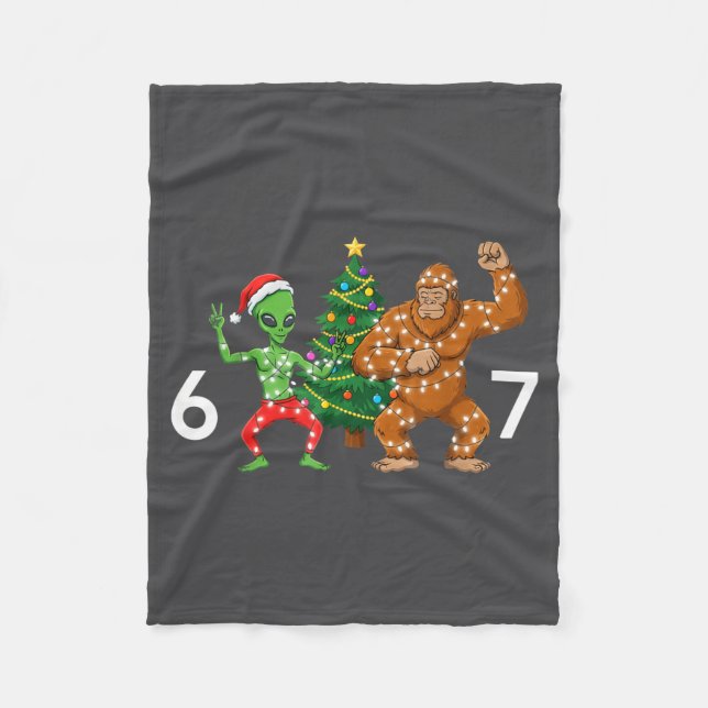 6 7 Meme Christmas Alien Sasquatch Six Seven Fun  Fleecedecke (Vorderseite)