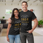 70. Geburtstag 1954 Schwarzes Party hinzufügen T-Shirt<br><div class="desc">Custom 70. Geburtstag Gast von Honor Black and Gold T - Shirt - Geboren 1954 Edition. Feiern Sie Ihren Geburtstag mit unserem Custom 70. Geburtstag Gast of Honor T - Shirt. Unser Schwarz-Gold-Tee ist das perfekte Statement für diesen besondere Anlass. Mit einem Design, das stolz auf das Jahr 1954 ist,...</div>