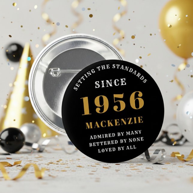 70. Geburtstag 1956 Elegant Chic Schwarz Gold Button (Born 1956 button badge. Background out of focus.)