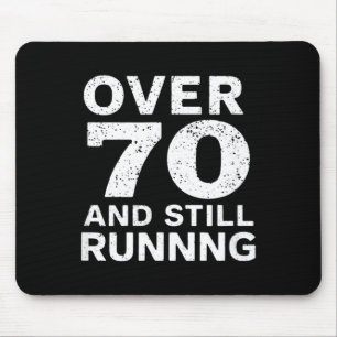 70. Geburtstag Ältere Läufer Über Den Hügel 70 Lau Mousepad