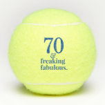 70. Geburtstag Funny & Fab Custom Age Blue Tennisbälle<br><div class="desc">Blue 70. Geburtstag mit "70 and Freaking Fabulous" Zitat über einen lustigen,  individuellen Tennisball mit essbarem Alter,  das perfekte niedliche und clevere Geschenk für Ihre Tennisspielerteam-Partnerin,  Mama,  Oma,  Tante,  Schwester oder Step-Mutter,  die Lieben beim Tennis zusehen.</div>