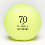 70. Geburtstag Funny & Fab Custom Age Motivierend Tennisbälle<br><div class="desc">70 und "Freaking Fabulous" Zitat über einen lustigen,  maßgeschneiderten Tennisball mit brennbarem Alter,  für Ihre besten Freunde oder Familienmitglieder zu feiern ihren 70. Geburtstag.</div>