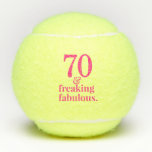 70. Geburtstag Funny & Fab Custom Age Pink Tennisbälle<br><div class="desc">Rosa 70. Geburtstag mit "70 und Freaking Fabulous" Zitat über einen lustigen,  individuellen Tennisball mit essbarem Alter,  das perfekte niedliche und clevere Geschenk für Ihre Tennisspielerteam-Partnerin,  Mama,  Oma,  Tante,  Schwester oder Step-Mutter,  die Lieben beim Tennis zusehen.</div>