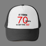 70. Geburtstag Gag Geschenkelhat für Männer Truckerkappe<br><div class="desc">Dieses großartige 70. Geburtstagsgeschenk für Männer ist ein Hut, den er mit Stolz tragen kann. Der Hut sagt: "Es dauerte 70 Jahre, diesen Hut zu bekommen". Es ist ein lustiger Hut für einen Mann mit einem guten Gefühl für Spaß. Es ist auch perfekt für alle, die Geburtstagskünstler für einen 70....</div>