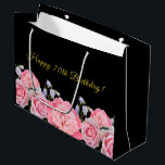 70. Geburtstag Geschenktasche schwarz mit rosa Blu Große Geschenktüte<br><div class="desc">Eine trendige,  moderne Geschenktasche zum Geburtstag.  Ein klassischer,  eleganter,  schwarzer Hintergrund mit goldfarbenen Buchstaben in Imitaten und dem Text: Herzlichen Glückwunsch zum 70. Geburtstag!  Rosa Blume wie Zwerge,  Rose und Bluebells.</div>
