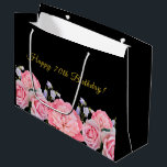 70. Geburtstag Geschenktasche schwarz mit rosa Blu Große Geschenktüte<br><div class="desc">Eine trendige,  moderne Geschenktasche zum Geburtstag.  Ein klassischer,  eleganter,  schwarzer Hintergrund mit goldfarbenen Buchstaben in Imitaten und dem Text: Herzlichen Glückwunsch zum 70. Geburtstag!  Rosa Blume wie Zwerge,  Rose und Bluebells.</div>