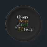 70. Geburtstag Golf Cheers Beers Black Gold Party Pappteller<br><div class="desc">Dies ist ein cooles und modernes, 70. Geburtstag, Golf Party Design. Es ist ein einfaches, minimales Design, in klassischer Schwarz-Gold-Typografie mit Pop in Orange und Grün. Ideal für eine coole und unterhaltsame, Golf- und Bierparty, 70. Geburtstagsfeier. Dieses Design ist vollständig anpassbar, verwenden Sie einfach die Personalisierung dieser Schaltfläche, um das...</div>