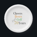 70. Geburtstag Golf Cheers Beers Party Pappteller<br><div class="desc">Dies ist ein cooles und modernes, 70. Geburtstag, Golf Party Design. Es ist ein einfaches, minimales Design, klassisch in Schwarz und Weiß, mit Pop von Gold, Orange und Grün Typografie. Ideal für eine coole und unterhaltsame, Golf- und Bierparty, 70. Geburtstagsfeier. Dieses Design ist vollständig anpassbar, verwenden Sie einfach die Personalisierung...</div>