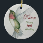 70. Geburtstag Hummingbird Keepake Wasserfarbe Keramik Ornament<br><div class="desc">Genießen Sie eine besondere Frau an ihrem 70. Geburtstag mit einem rubingebeutelten Kolibri-Keramik-Ornament. Schreiben Sie ihren Namen in einem schönen burgundischen Skript, um das elegante Design zu personalisieren. Die Aquarellmalerei des Kolibris wurde mit reichen Farben von Grün, Ruby und Creme geschaffen. Ein eleganter und stilvoller Köder für eine Frau, die...</div>