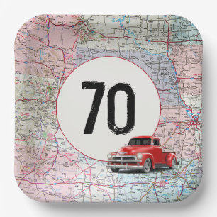 70. Geburtstag roter Retro-LKW auf Straßenkarte  Pappteller