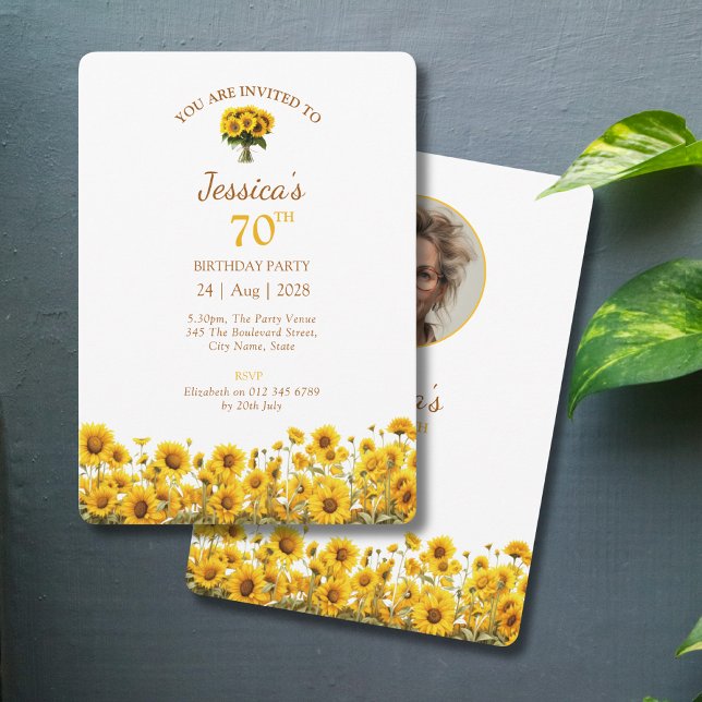 70. Geburtstag Rustikales Sonnenblumen Foto Einladung (70th birthday party invitations with sunflower design on a grey background.)