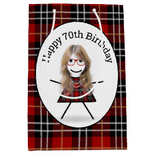 70. Geburtstag Strichfigur-Mädchen auf Tartan Kari Mittlere Geschenktüte