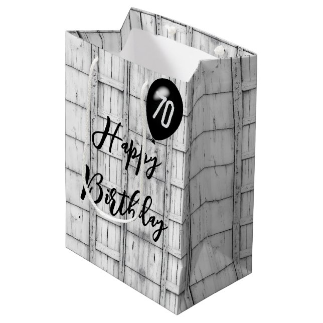 70. Geburtstag Symmetrisches Rustikales Holzmuster Mittlere Geschenktüte (Vorderseite Schrägansicht)