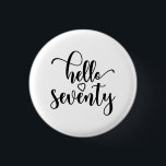 70. Geburtstagsfrauen Hallo 70 Niedlichen 70 Jahre Button<br><div class="desc">70. Geburtstagsfrauen Hallo 70 Niedlich 70 Jahre alt - Das perfekte und niedliche 70. Geburtstagsgeschenk für Frauen! Eine tolle Einrichtung für eine Geburtstagsfeier. Phantastisches Geschenk für Ihre Freundin oder Mutter,  Ehefrau,  Oma oder Schwester!</div>