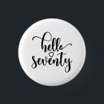 70. Geburtstagsfrauen Hallo 70 Niedlichen 70 Jahre Button<br><div class="desc">70. Geburtstagsfrauen Hallo 70 Niedlich 70 Jahre alt - Das perfekte und niedliche 70. Geburtstagsgeschenk für Frauen! Eine tolle Einrichtung für eine Geburtstagsfeier. Phantastisches Geschenk für Ihre Freundin oder Mutter,  Ehefrau,  Oma oder Schwester!</div>
