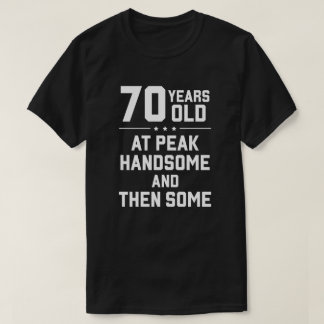 70 Jahre alt; in der Spitze gut aussehend und dann T-Shirt