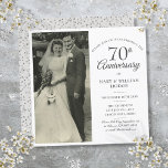 70. Jubiläum Hochzeit Foto Square Einladung<br><div class="desc">Personalisieren Sie Ihre Lieblings-Hochzeitsfeier mit Ihrem besonderen 70. Platinum Hochzeitstag Details in schicken Typografie. Auf der Rückseite befinden sich Platin-Liebe-Herzkonfetti. Entwickelt von Thisisnotme©</div>