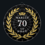 70 So, was Funny Laurel Wreath Crown 70. Geburtsta Dartscheibe<br><div class="desc">70 So, was Funny Laurel Wreath Crown 70. Geburtstag Dart Board. Ein lustiges Zitat bin ich 70, so was in modernen, fetten Schriftart. Das Design hat einen Lorbeerkranz um die Worte herum und eine Krone über dem individuelle Name. Füge Deinen Namen hinzu. Perfektes Geschenk für einen Mann mit einem Sinn...</div>
