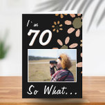 70 So, was Funny Zitat 70. Geburtstag Blumenkohl-F Karte<br><div class="desc">70 So, was Funny Zitat 70. Geburtstag Blumenfoto-Karte. Einfache Aquarellfarben-Blume auf schwarzem Hintergrund und einer Fotovorlage - fügen Sie Ihr Foto hinzu. Sie können die Altersnummer ändern. Die Karte kommt mit einem lustigen und inspirierenden Zitat, ich bin 70 So What, und ist perfekt für eine Person, die den 70. Geburtstag...</div>