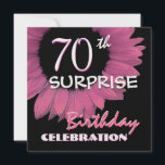 70. ÜBERRASCHUNG Geburtstag Rosa Sonnenblume 001 Einladung<br><div class="desc">Dieses farbenfrohe, rosa Sonnenblumendesign lädt die Leute zu einem überraschenden Geburtstagsfest ein. Der gesamte Text ist vollkommen anpassbar. Personalisieren Sie Ihre Geburtstagsdaten und Party-Details! Sie können mit verschiedenen Papiertypen experimentieren, indem Sie auf den Reiter "Einladungs-Optionen" oben rechts klicken. Diese Einladung ist derzeit auf einem eisgefliesten Metallpapier für einen besonderen Schimmer...</div>