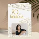 70 und fabelhafte Gold Glitzer Foto 70. Geburtstag Karte<br><div class="desc">70 und fabulous Gold Glitzer Foto 70. Geburtstagskarte. Moderne Geburtstagskarte mit trendiger Typografie und Imitate goldenen Glitzer Flecken. Das Design hat ein benutzerdefiniertes Foto und einen eigenen Namen. Sie können den Text ändern oder löschen. Machen Sie ihr personalisierten 70. Geburtstagskarte.</div>
