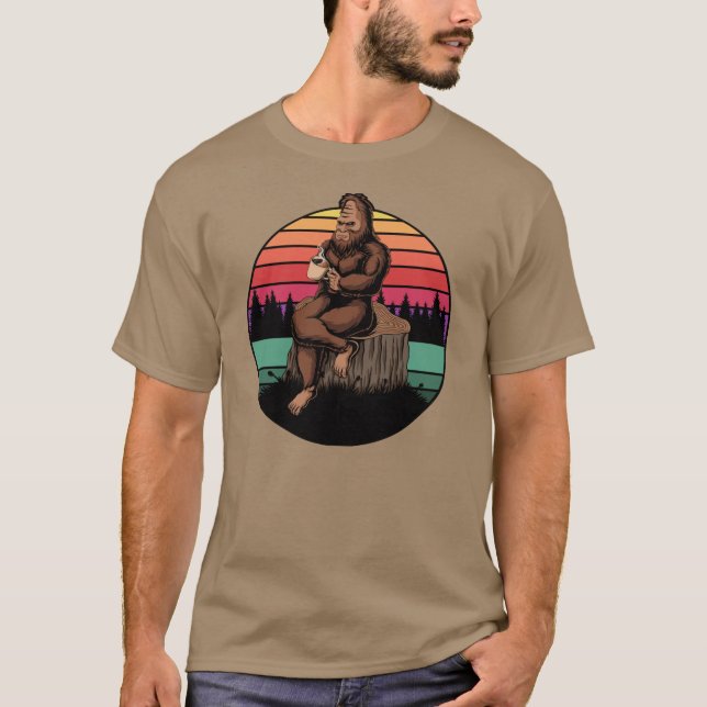 70er Retro Bigfoot & Coffee T-Shirt (Vorderseite)