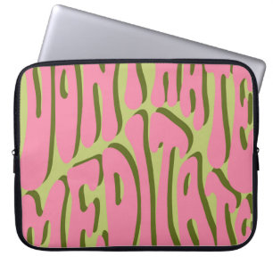70er Retro: Motivierend Poster "Meditate" Laptopschutzhülle