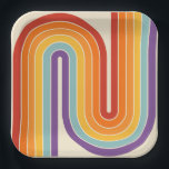 70er Retro Vintage Stil geometrisches Design Pappteller<br><div class="desc">Dieses Kunstwerk verkörpert einen retro-grafischen Geist und formt die buchstabenähnliche Kurve mit parallelen Bändern in Rot, Orange, Gelb, Hellblau, Türkis und Lila. Die geschichteten Bögen fließen harmonisch und rufen den kühnen Optimismus des Designs der 1970er Jahre hervor. Vor einem weichen beigen Hintergrund hebt sich die leuchtende Regenbogenpalette mit Klarheit und...</div>
