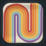 70er Retro Vintage Stil geometrisches Design Pappteller<br><div class="desc">Dieses Kunstwerk verkörpert einen retro-grafischen Geist und formt die buchstabenähnliche Kurve mit parallelen Bändern in Rot, Orange, Gelb, Hellblau, Türkis und Lila. Die geschichteten Bögen fließen harmonisch und rufen den kühnen Optimismus des Designs der 1970er Jahre hervor. Vor einem weichen beigen Hintergrund hebt sich die leuchtende Regenbogenpalette mit Klarheit und...</div>