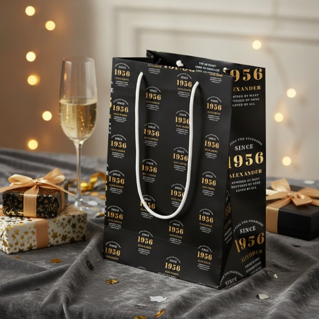 70th Birthday 1956 Black Gold Chic Elegant Mittlere Geschenktüte (Born 1956 birthday gift bag. Background out of focus.)