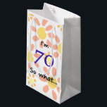 70th Birthday Funny Ich bin 70 so was... Kleine Geschenktüte<br><div class="desc">Für jemanden,  der 70. Geburtstag feiert. Es kommt mit einem lustigen Zitat,  ich bin 70,  also was...  auf gelben und orangefarbenen Blume,  und ist perfekt für eine Person mit einem Sinn für Spaß.</div>