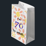 70th Birthday Funny Ich bin 70 so was... Kleine Geschenktüte<br><div class="desc">Für jemanden,  der 70. Geburtstag feiert. Es kommt mit einem lustigen Zitat,  ich bin 70,  also was...  auf gelben und orangefarbenen Blume,  und ist perfekt für eine Person mit einem Sinn für Spaß.</div>