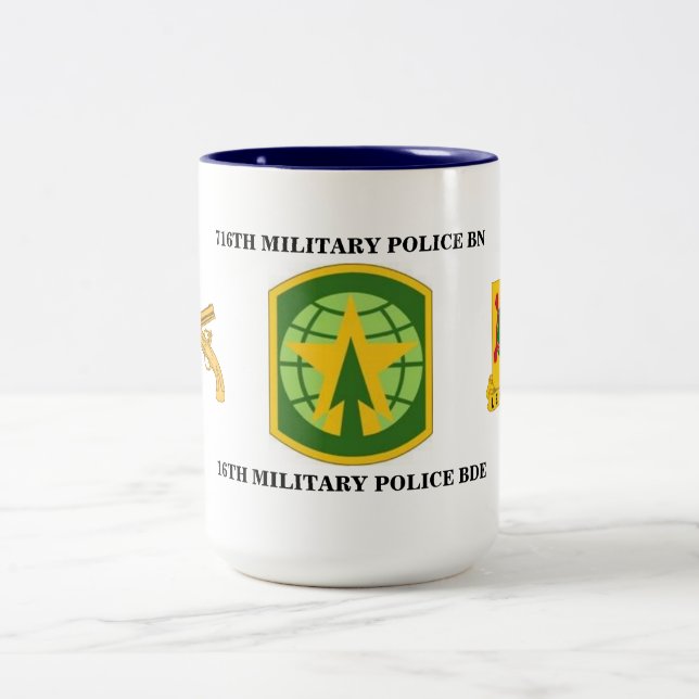 716TH MILITÄRpolizei-BATAILLON-TASSE Zweifarbige Tasse (Mittel)