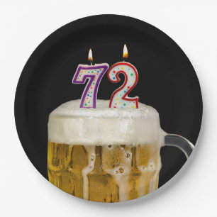 72. Geburtstagsbier auf schwarzem Pappteller