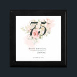 75. Geburtstag jedes Alters Blütenrosa Blumengrün Erinnerungskiste<br><div class="desc">Rosa Rosenblütenstrophen jeden Alters Geburtstagsparty Geschenkboxen. Rustikales Blumengrün und rosa Rosenblättern. Die Vorlage, die leicht bearbeitet werden kann, und der Text wird durch Klicken auf die Schaltfläche "Personalisieren" durch Ihre eigenen Daten ersetzt. Für weitere Anpassungen klicken Sie bitte auf den Link "Weitere Anpassungen vornehmen" und verwenden Sie unser Designwerkzeug, um...</div>