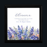 75. Geburtstag Juli Blume Erinnerungskiste<br><div class="desc">Elegante sommerliche Aquarellblau-Larkspur-Blume schaffen eine wunderschöne Blumengrenze am Ende dieser Geschenkboxen der Birth Blume Juli. Larkspur- oder Delphinium-Blume sind die Blume der Geburt im Juli. Eine trendige Schriftart-Kombination verleiht ihm eine moderne Ästhetik. Der gesamte Text ist bearbeitbar.</div>