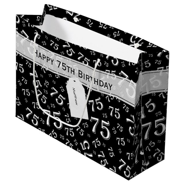 75. Happy Birthday Black/White Number Pattern Große Geschenktüte (Vorderseite Schrägansicht)