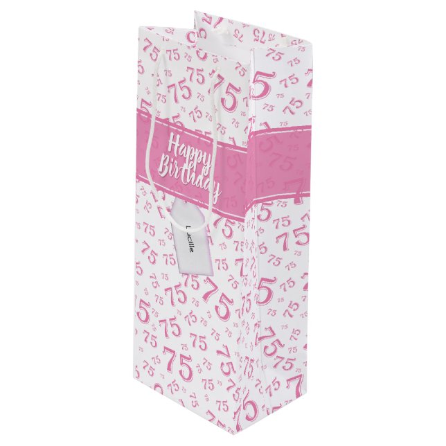 75. Happy Birthday Pink/White Number Pattern Geschenktüte Für Weinflaschen (Vorderseite Schrägansicht)