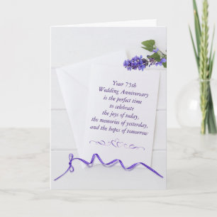 75. Jubiläum violette Blumen auf weißem Holz Karte