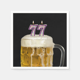 77. Geburtstagsbiere auf schwarzen Napkins Serviette