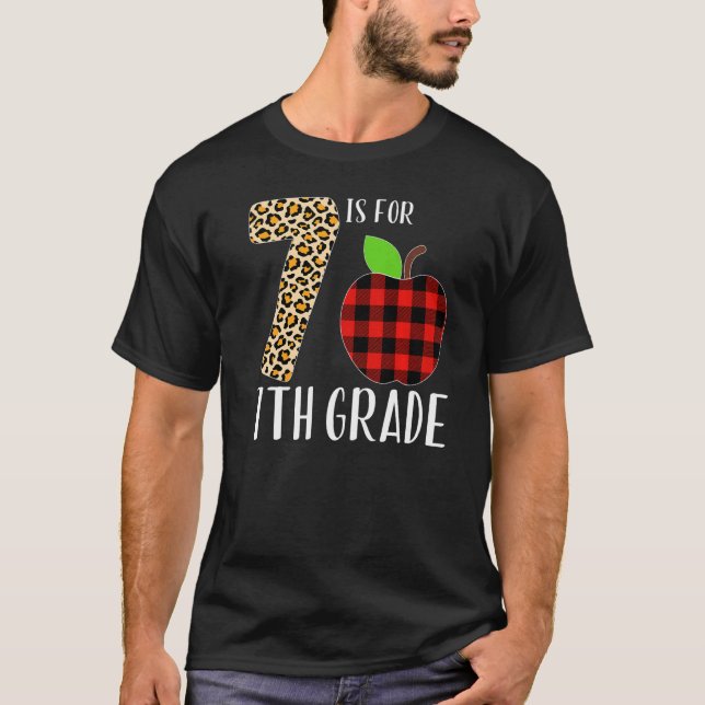7 Is For 7th Grade Teacher Leopard Buffalo Plaid S T-Shirt (Vorderseite)