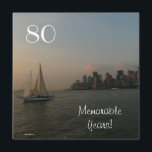 80 Erinnerungsjahre/Geburtstagsfeier Einladung<br><div class="desc">Dieser wunderschöne Blick auf den Abend eines Segelbootes auf dem Wasser, mit N.Y. City Skyline im Hintergrund, ist ein schöner Hintergrund für diese 80. Geburtstagsparty Einladung für ältere Gentleman in Ihrem Leben. Die Rückseite der Einladung ist fertig, um individuell... und vergessen Sie nicht, dass Sie das Alter leicht anpassen können,...</div>