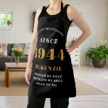 80. Geburtstag 1944 Name Chic Elegant Black Gold Schürze<br><div class="desc">Elegante Black & Gold Chic Schürze - 80. Geburtstag 1944 Name Personalisiert Kitchen & GRILLEN Essentials. Feiern Sie Ihren Geburtstag mit Stil und Praxisnähe! Diese elegante Black & Gold Chic Schürze, personalisiert für die geborenen im Jahr 1944, ist das perfekte Accessoire für den kulinarischen Liebhaber in Ihrem Leben. Das auffallende...</div>