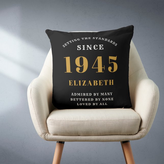 80. Geburtstag 1945 Personalisierte Black Gold Lad Kissen (Personalized 80th birthday throw pillow on a chair)