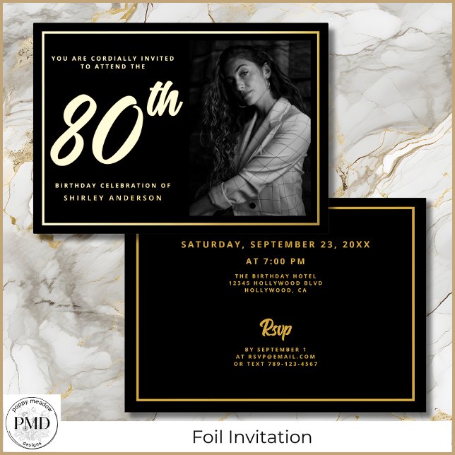 80. Geburtstag Elegantes Foto Black Gold Folieneinladung (80th Birthday Elegant Photo Black and Gold Foil Invitation with Party Details on the Back.)
