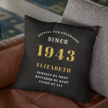 80. Geburtstag Geboren 1943 Loved Fügen Sie Ihren  Kissen<br><div class="desc">Feiern Sie einen Meilenstein im Stil mit einem maßgeschneiderten 80. Geburtstagsgeschenk, das sie für immer schätze! Dieses luxuriöse Kopfkissen ist mit dem Namen und dem Jahr Ihres ganz besonderen Menschen personalisiert und macht es zu einem einzigartigen Geschenk. Erleben Sie mit diesem klassischen Werk ein Zimmer und ehren Sie ihren Meilenstein...</div>