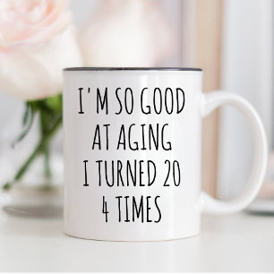 80 Geburtstag, ICH BIN SO GUT IM ÄLTER WERDEN ICH Zweifarbige Tasse