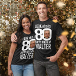 80. Geburtstag Mono Look 80 benutzerdefinierte Fot T-Shirt<br><div class="desc">80. Geburtstag Mono, weiß aus, schauen Sie, wer ist 80 benutzerdefinierte Foto und nennen Sie T - Shirt. Fun 80. personalisiert Foto weiße Geburtstagsgeschenk Design. Personalisieren Sie dieses Shirt mit einem Foto des Geburtstagsjungen oder -mädchens in der Mitte der Zahl 0. Eine tolle Idee, um einen Meilenstein 80 Geburtstag Party...</div>