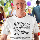 80. oder irgendwelche Geburtstage Retro-Jahre in d T-Shirt<br><div class="desc">Retro 80. (oder jedes Alter) T - Shirt oder Auswahl von Kleidung mit einem Retro-Kalligraphie-Schrift Schriftstitel 80 JAHRE IN THE MAKING personalisiert mit ihrem Geburtsjahr innerhalb des Designs - alles in Ihrer Wahl der Farben, um auf Ihrer Wahl der Kleidung Stil oder Farbe zeigen. HILFE: Für Hilfe bei der Modifizierung...</div>
