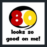 80 sieht mir so gut aus wie T - Shirt und Geschenk Poster<br><div class="desc">Wenn Sie oder jemand,  den Sie kennen,  80 Jahre alt wird,  werden Sie unsere 80 aussehenden Geburtstagsgeschenke,  T - Shirt,  Knöpfe,  Karten,  Aufkleber,  Tasse,  Magnete und andere 80. Geburtstagskleidung und Geschenke mit einem schwarzen,  roten und gelben Textdesign Liebe geben.</div>